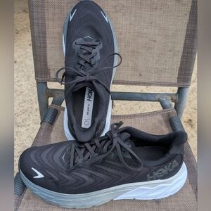 HOKA Arahi 6 Men's Size 8D.  Like New Condition.